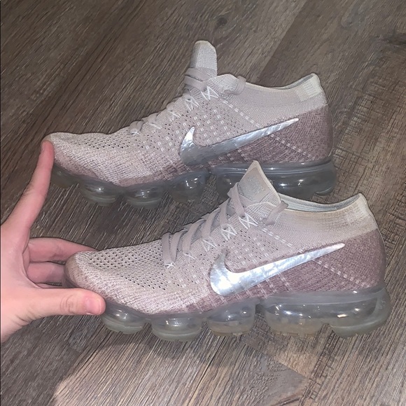 Nike Running Shoes (VaporMax) - Picture 5 of 9